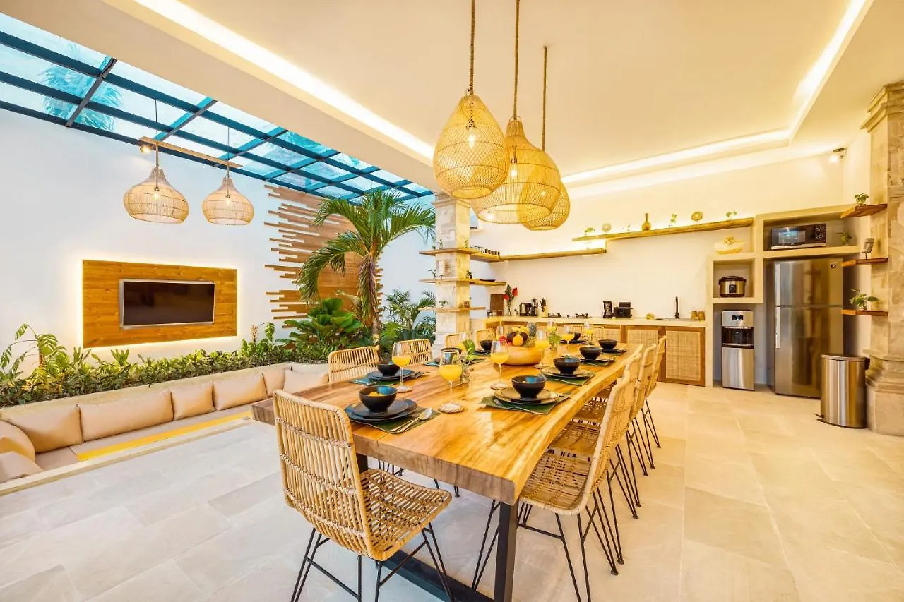 Villa Dublin - Luxury 5 Bdr W Jacuzzi & Pool Seminyak
